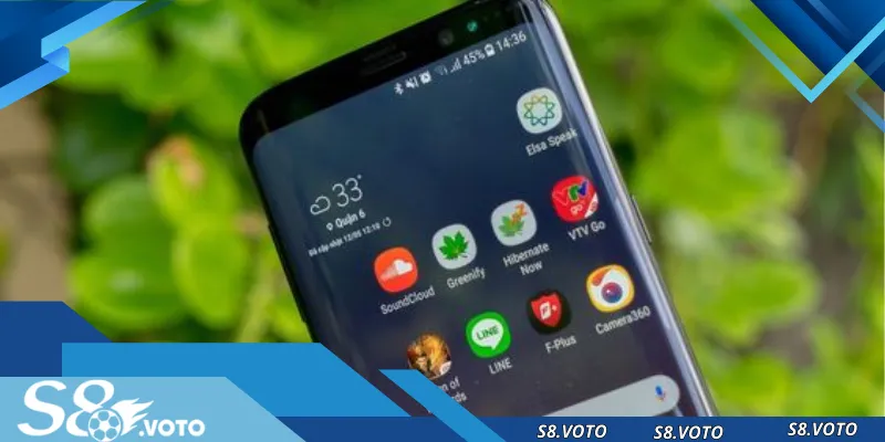 Samsung Galaxy S8 gây ấn tượng mạnh nhờ thiết kế tinh tế và màn hình vô cực sống động.